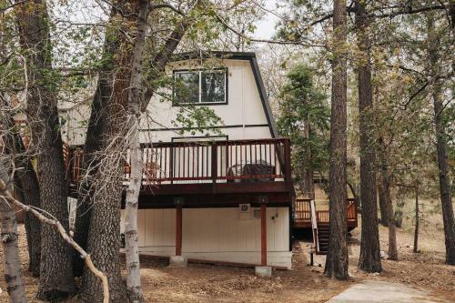 Stylish Big Bear Cabin With Deck And Fireplace!