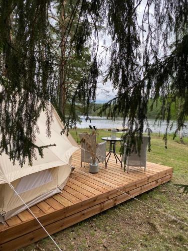 Saarj�rve Puhkemaja Gl�mping