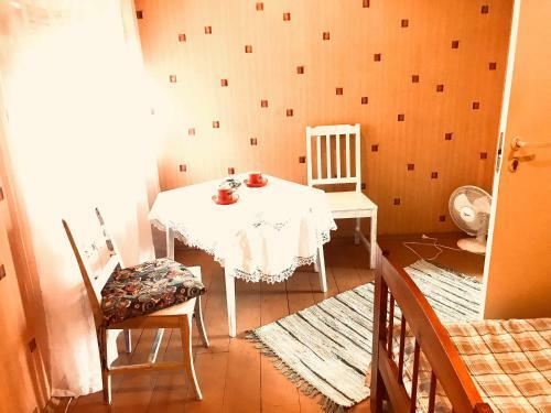 Cozy Roosi Guest Apartment 3, Free Parking