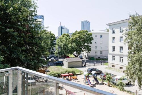 Central Apartments, Quiet With Free Parking And Ac.