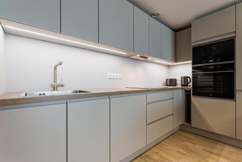Central Apartments, Quiet With Free Parking And Ac.