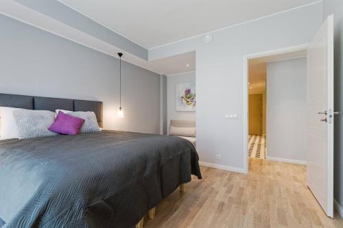 Central Apartments, Quiet With Free Parking And Ac.