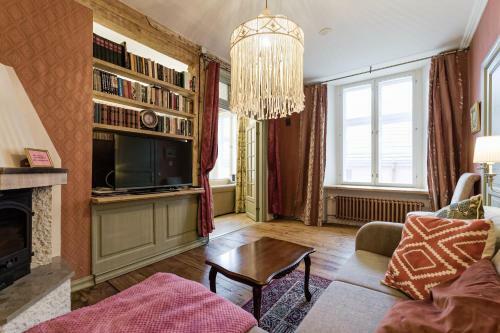 Large & Cozy Apartment In Old Town