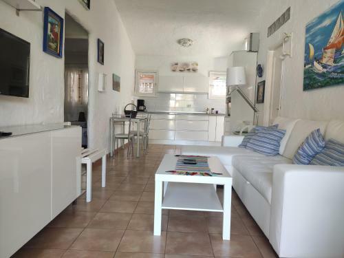 2 Bedroom Bungalow Next Yumbo Center. Free Parking