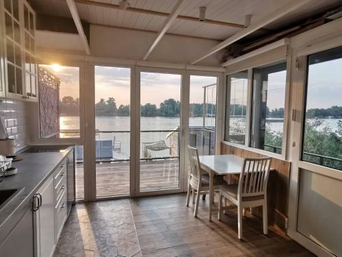 Pent.a.house / River House / Sojenica Na Savi
