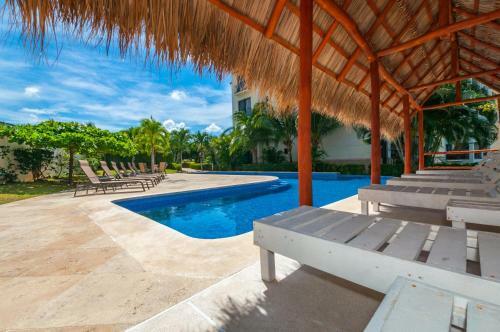 2-bedroom Ocean-view Condo In Flamingo With Pool
