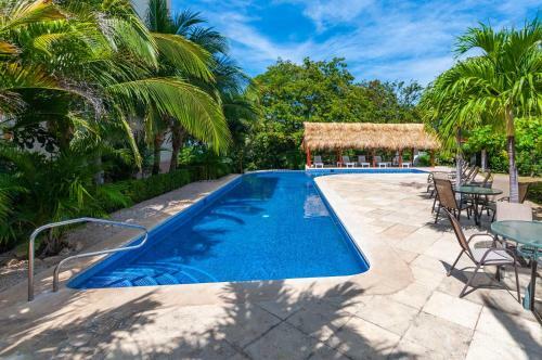 2-bedroom Ocean-view Condo In Flamingo With Pool