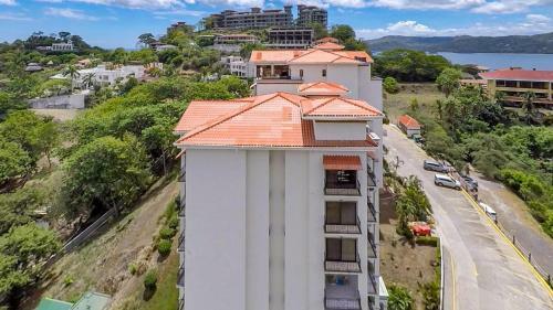 2-bedroom Ocean-view Condo In Flamingo With Pool