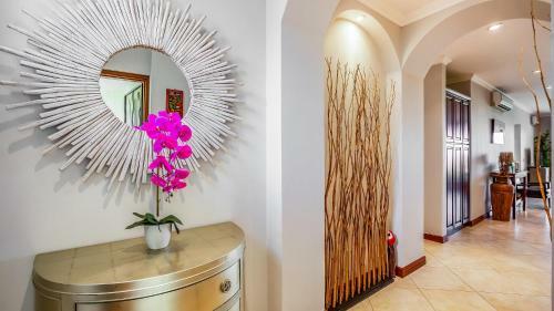 2-bedroom Ocean-view Condo In Flamingo With Pool