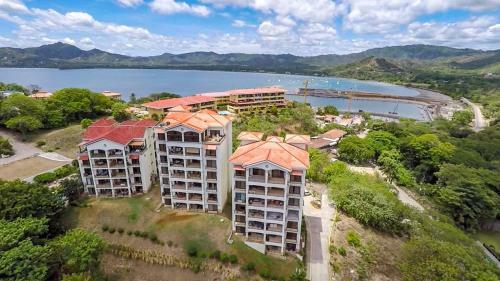 2-bedroom Ocean-view Condo In Flamingo With Pool