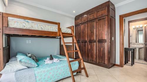 2-bedroom Ocean-view Condo In Flamingo With Pool