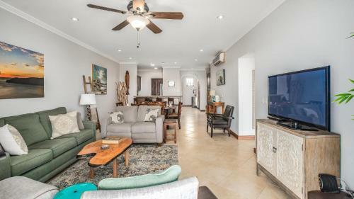 2-bedroom Ocean-view Condo In Flamingo With Pool