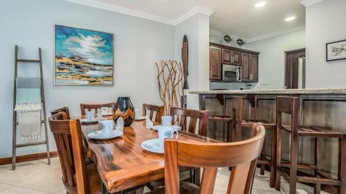 2-bedroom Ocean-view Condo In Flamingo With Pool