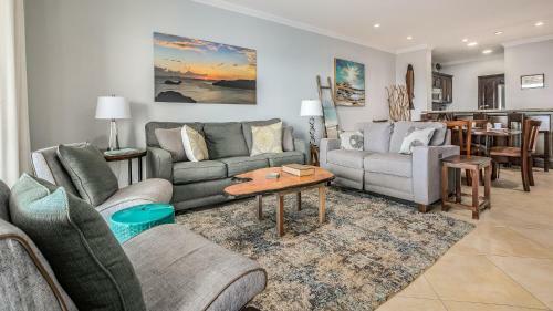 2-bedroom Ocean-view Condo In Flamingo With Pool