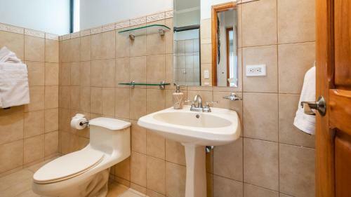 2-bedroom Ocean-view Condo In Flamingo With Pool