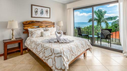 2-bedroom Ocean-view Condo In Flamingo With Pool