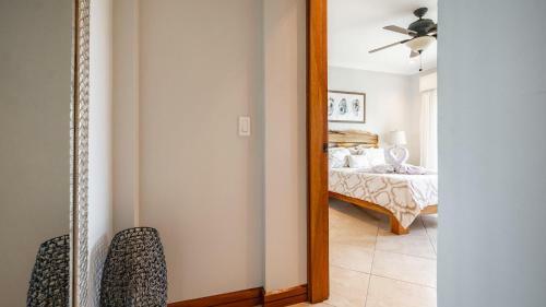 2-bedroom Ocean-view Condo In Flamingo With Pool