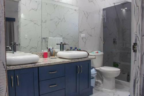 Villa Modern New 3 Br Home, Walking Distance From Beach.