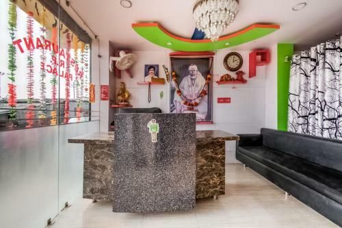 Hotel Vaccinated Staff - Oyo 14993 Rp Palace