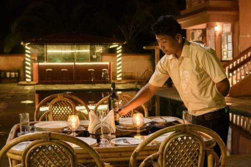 Hotel Rajmahal Beach Resort