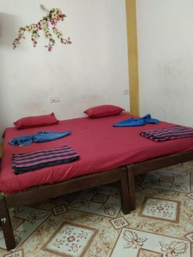 Hostal T.g.i Friday Guest House