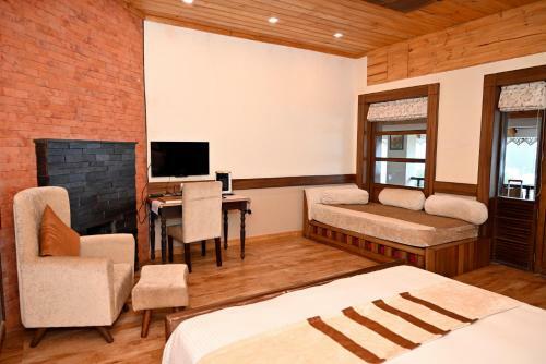 Hotel Chamong Chiabari Mountain Retreat