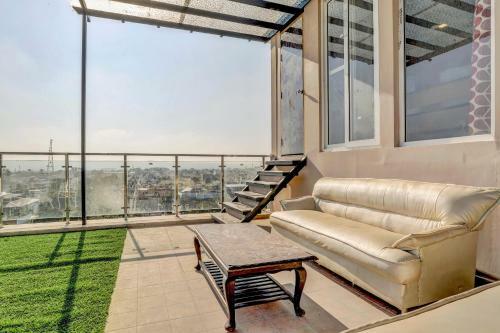 Hostal Oyo Home 78084 Lavish Penthouse