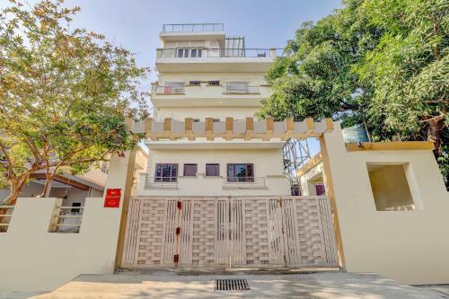 Hostal Oyo Home 78084 Lavish Penthouse