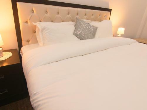 Spacious, Aesthetically Designed 3-br Apartment - 3 Mins Walk From City Center