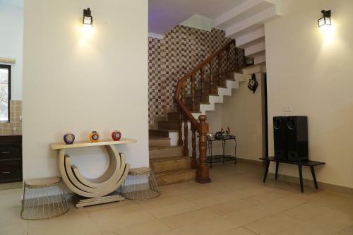 Saffronstays Ghughuti Ku Baasa