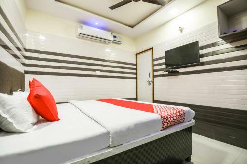 Vaccinated Staff - Oyo 71693 Starlight Hotel