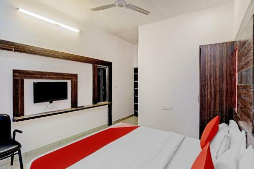 Oyo 81170 Hotel Sky Inn