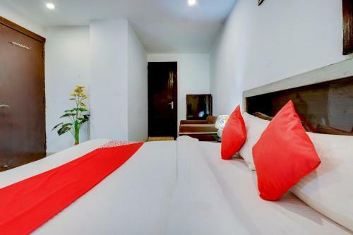 Oyo 82347 Hotel Silver Ray