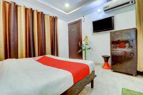 Oyo 82347 Hotel Silver Ray