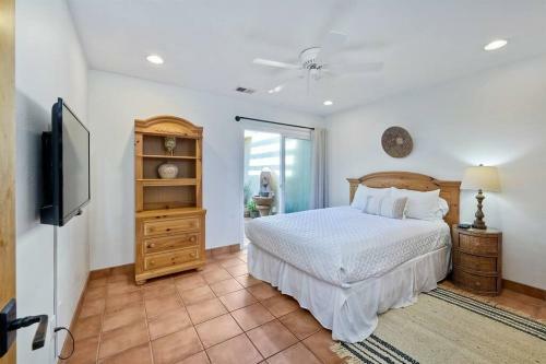 Great Group Retreat! Hacienda Decor, Spacious Floor Plan, Private Backyard