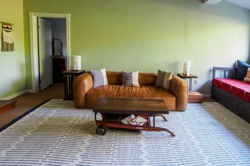 Cloverdale Creekside Retreat