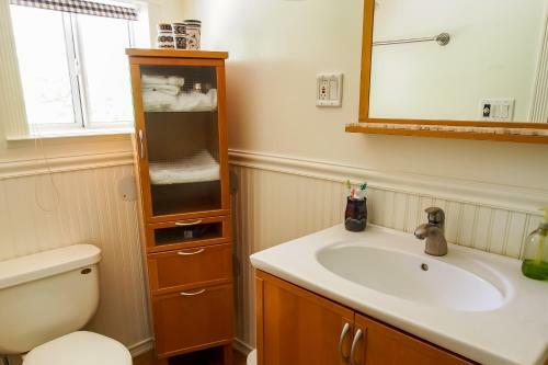 Cloverdale Creekside Retreat
