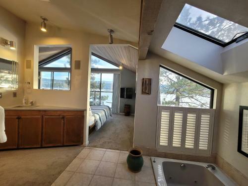 The Point! Spectacular Lake Views 5 Suites!