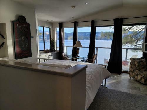 The Point! Spectacular Lake Views 5 Suites!