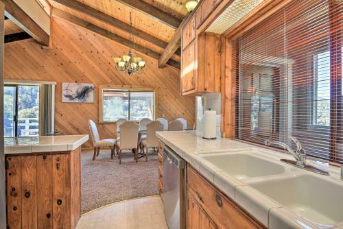 Luxe Escape With Decks, Mtn Views, Game Room!