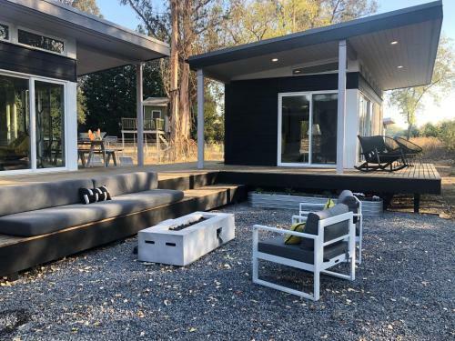 Modern, Secluded Retreat - Walk To The Plaza!