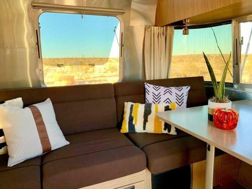 Jthavn - Joshua Tree Remote Airstream Swing Bed Stargazing!