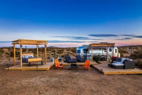 Jthavn - Joshua Tree Remote Airstream Swing Bed Stargazing!