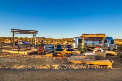 Jthavn - Joshua Tree Remote Airstream Swing Bed Stargazing!
