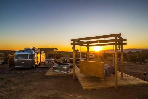 Jthavn - Joshua Tree Remote Airstream Swing Bed Stargazing!