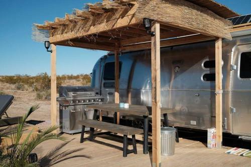 Jthavn - Joshua Tree Remote Airstream Swing Bed Stargazing!