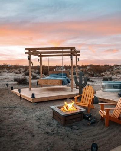 Jthavn - Joshua Tree Remote Airstream Swing Bed Stargazing!