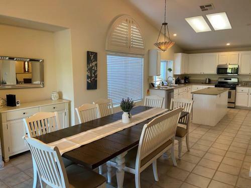Stunning 5 Star Home Retreat Private Pool-spa-bbq 4br-