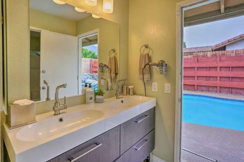 Charming La Quinta Home Golf, Hike And Shop!