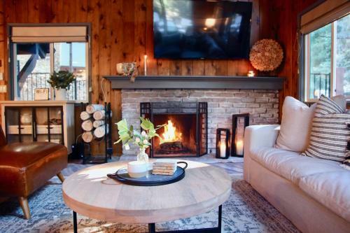 Mountainside Cabin W/ Deck - Walk To Lake